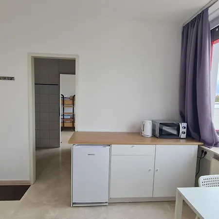 Ein Doppelzimmer Und Ein Dreibettzimmer Bei Hamburg Schwarzenbek