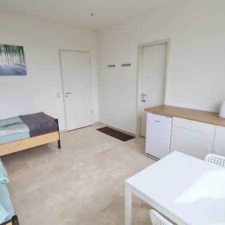 Ein Doppelzimmer Und Ein Dreibettzimmer Bei Hamburg Schwarzenbek